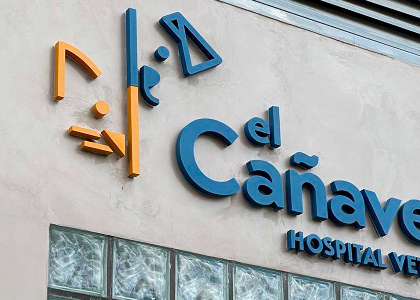 Letras corpóreas de PVC con la nueva identidad de marca para la clínica veterinaria "El Cañaveral"