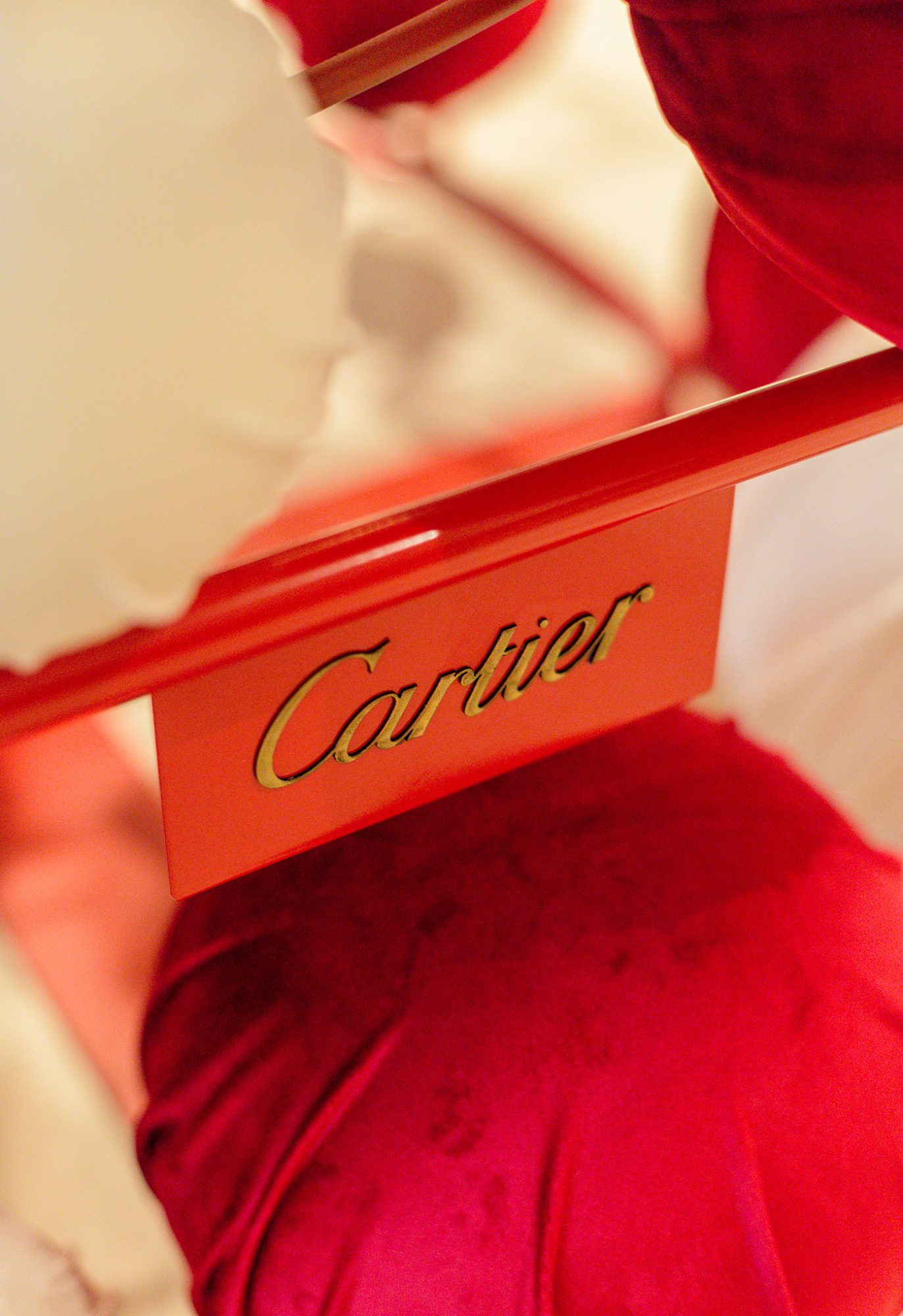 Logotipo de Cartier sobre la estructura roja del árbol de Navidad que simula las icónicas cajas de la marca