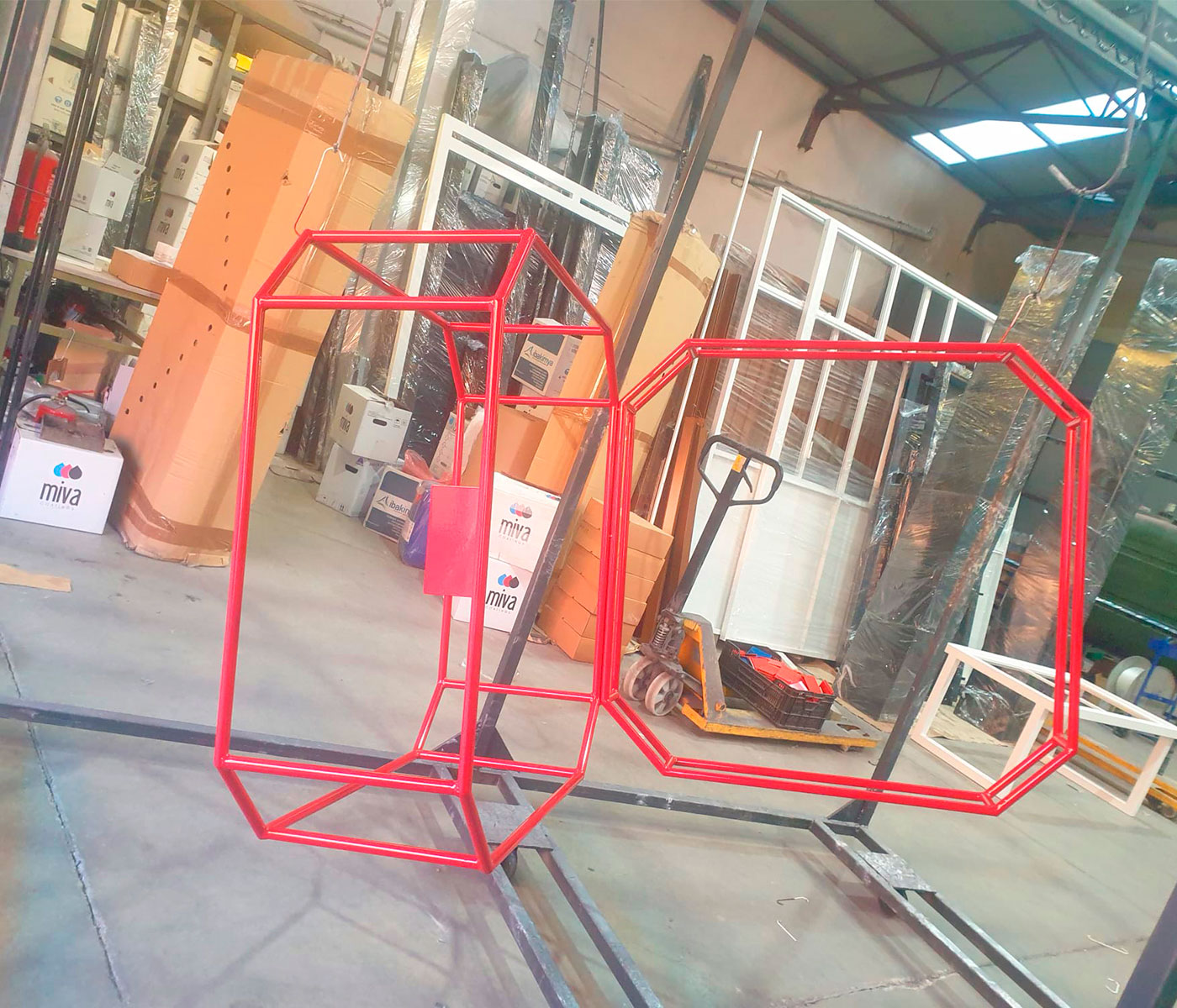 Estructura de hierro de color rojo para el árbol de Navidad de Cartier simulando las icónicas cajas de la marca