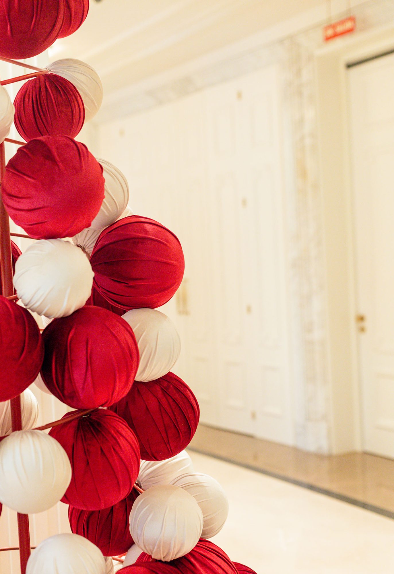 Árbol de Navidad de color rojo y blanco para Cartier construído por una estructura de hierro con unas bolas tapizadas de tela de terciopelo adheridas magnéticamente