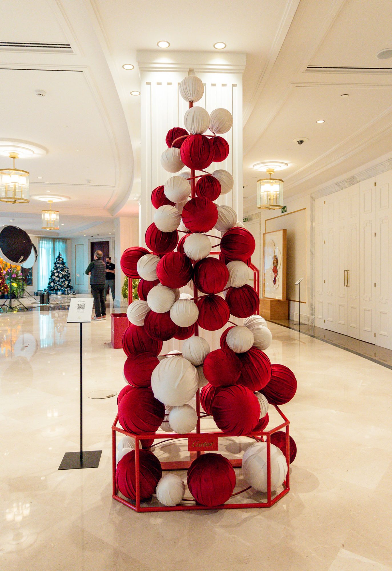 Árbol de Navidad de color rojo y blanco para Cartier construído por una estructura de hierro con unas bolas tapizadas de tela de terciopelo adheridas magnéticamente